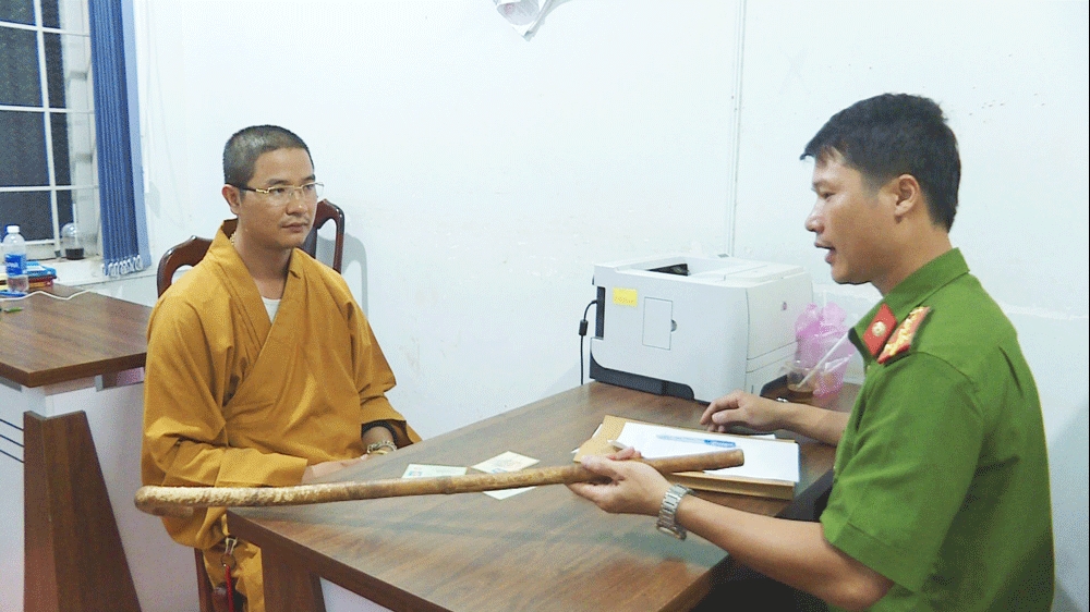 Vụ thầy chùa dùng gậy đập phá xe ô tô ở Buôn Ma Thuột