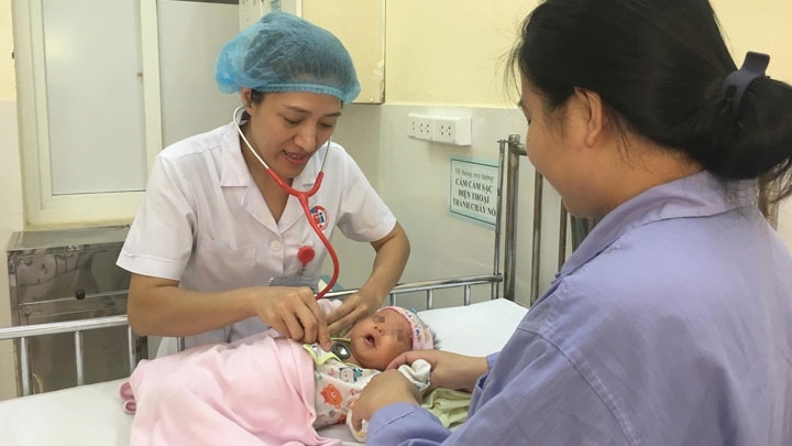 Mẹ tự uống nước lá lợi sữa, bé sơ sinh suy hô hấp cấp