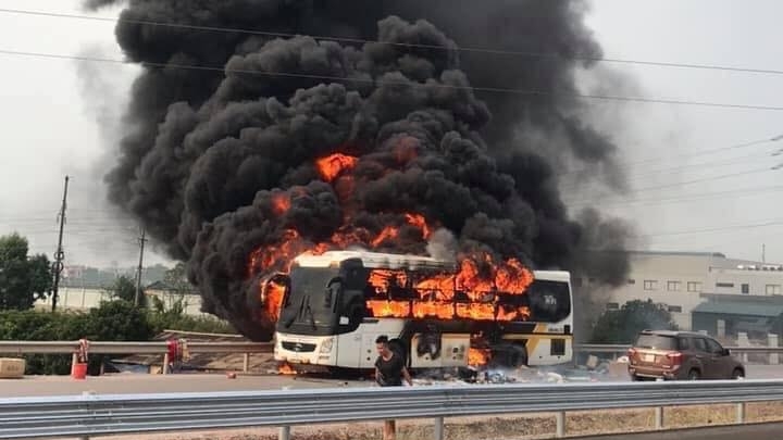 Xe khách giường nằm cháy trơ khung trên cao tốc Bắc Giang – Lạng Sơn