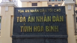 hoa binh dinh chi cong tac chanh van phong tand huyen tron truy na 26 nam