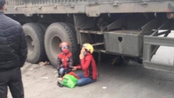 hai duong be 5 tuoi tu vong tren duong di choi noel voi me