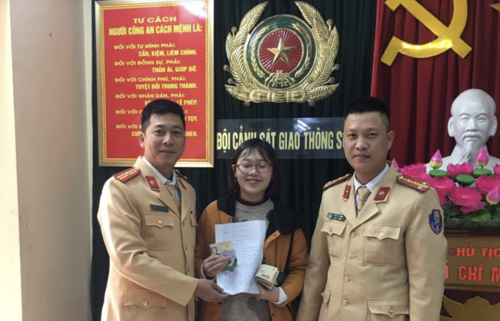 CSGT trao trả chiếc ví bị mất cho nữ sinh Đại học Ngoại thương