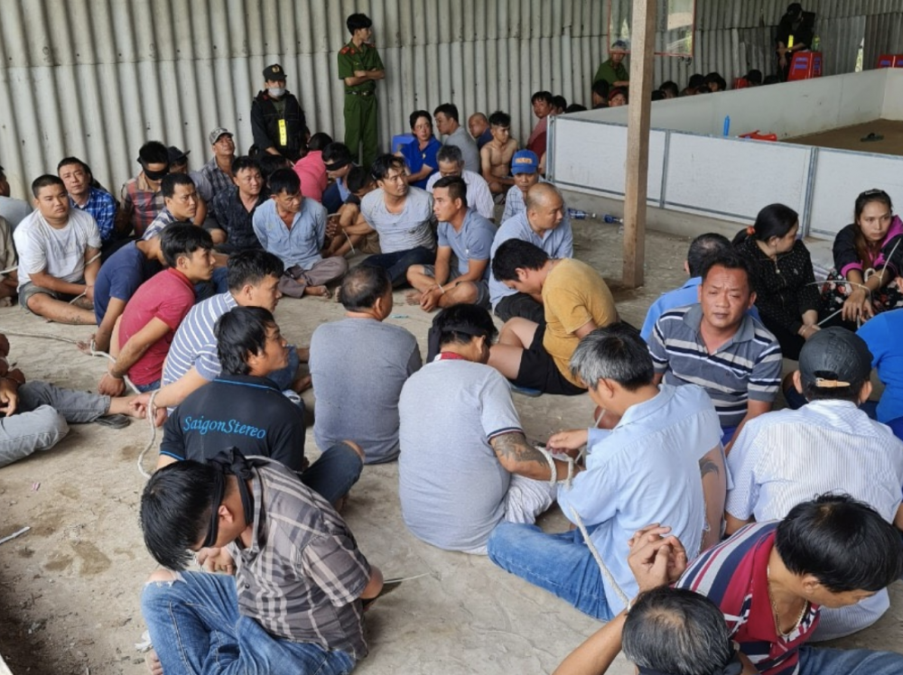 hon 100 canh sat ap vao pha soi bac khung bat giu 153 nguoi