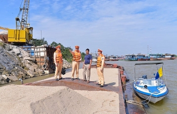 Xử lý nhiều tàu khai thác cát trái phép trên sông Hồng