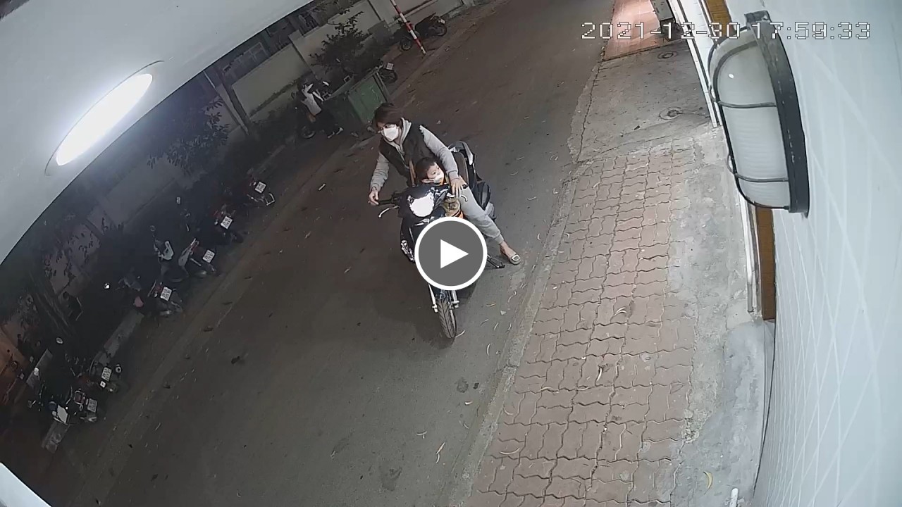 Vợ mang con nhỏ đi "canh" cho chồng bẻ khoá trộm xe máy