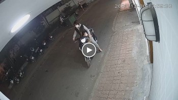 vo mang con nho di canh cho chong be khoa trom xe may
