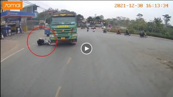 chuyen huong thieu quan sat nam sinh di xe may tong vao o to tai