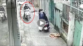 dung mac ao chong nang nguoi phu nu bat ngo bi giat tui xach