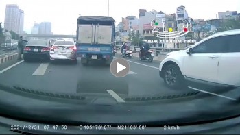 o to con chuyen lan au bi xe tai tong mop duoi