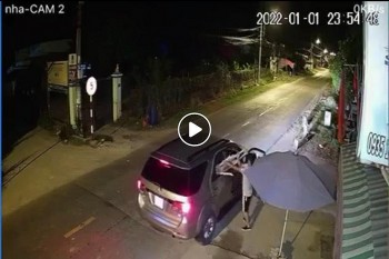 nhom doi tuong di o to dung sung chich dien de trom cho