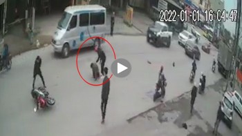 nguoi dan ong may man thoat nan sau khi dam vao o to roi nga ngay duoi banh xe