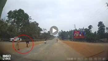 nang luong tich cuc canh sat giao thong dung choi xeng don dep da dam tren duong