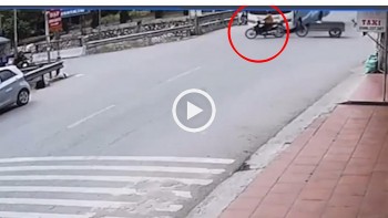 xe keo tu che qua duong bi xe khach tong kinh hoang