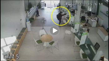 chan dung ten cuop ngan hang dung sung de doa lay di 3 ti dong