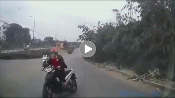 o to lan lan dam vao xe may gay tranh cai xe nao sai