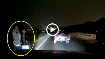 xich minh giao thong 2 nguoi tren xe ban tai chan dau xu doi thu giua duong