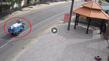 va cham kinh hoang voi xe tai 2 nguoi tren xe ba gac thuong vong