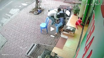 nguoi dan ong nga vat xuong dat co giat do hut thuoc lao qua lieu