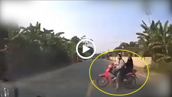 dang di chuyen 2 nu sinh bat ngo quay dau xe roi bi o to tong trung