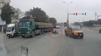 choang voi pha dieu khien xe cat mat o to de sang duong cua nu ninja