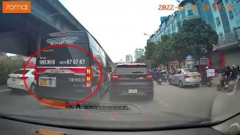Xe limousine liên tục chèn ép xế hộp giữa đường Hà Nội