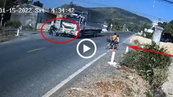 xe tai qua duong au lat giua nga tu sau tai nan