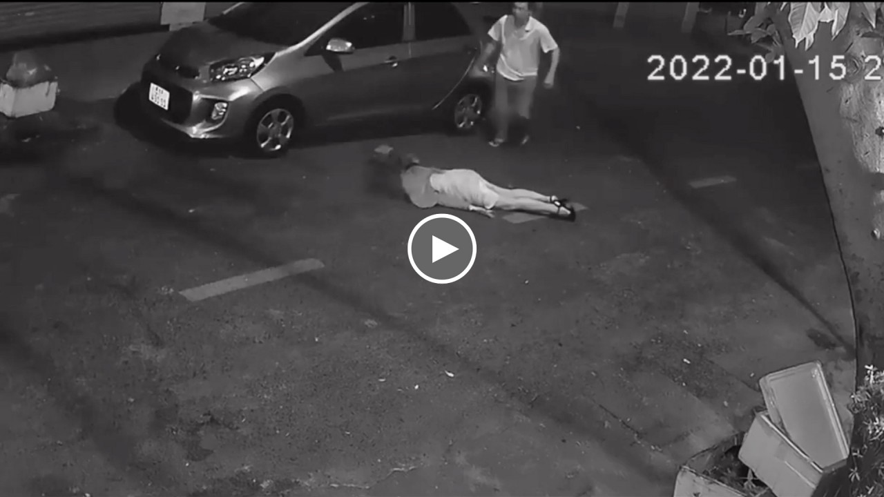 Người phụ nữ nằm bất động trên đường giữa đêm sau pha giật đồ của 2 tên cướp