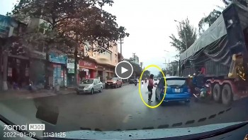 phan cam nu tai xe do xe giua duong de mua mit gay ach tac giao thong