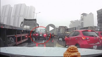 bai hoc cho xe con len loi chen lan tat dau container