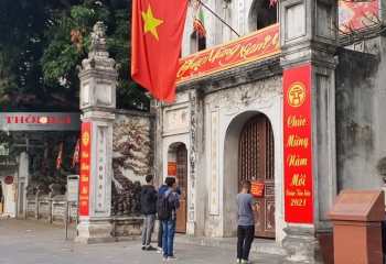 nguoi dan van tap nap di le du den chua khong mo cua ngay ram thang gieng