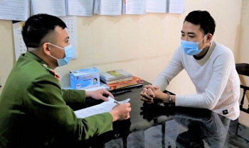 khoi to nam thanh nien lang ma can bo chot kiem dich o hai duong