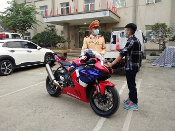 quai xe dieu khien xe van toc 299kmh tren dai lo thang long khong co bang lai a2