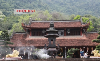 dich covid 19 vua tam lang khach den chua huong da quen khau trang