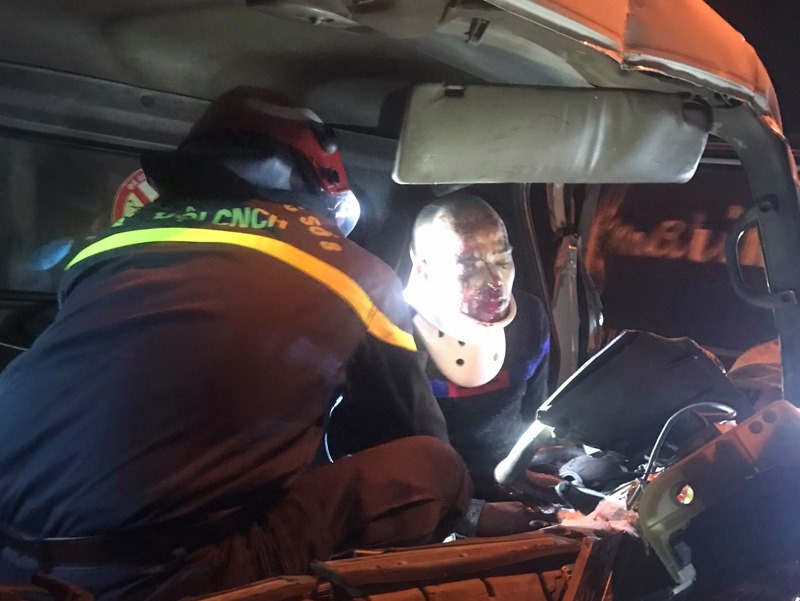 Cắt ca bin xe cứu người mắc kẹt sau vụ tai nạn