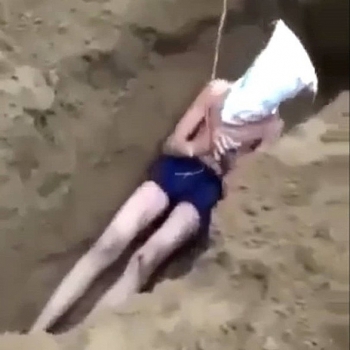 thuc hu video nam thanh nien bi doa chon song o nghe an