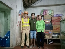 CSGT Hà Nội khuyên bảo bé trai 14 tuổi “lang thang” về với gia đình