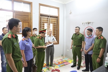 them mot giam doc bi bat vi lien quan vu dau thau thiet bi y te tai son la
