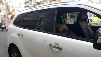 thanh nien ho bao dap vo toang kinh 2 xe o to tren pho