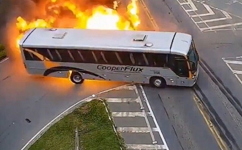 Xe buýt Brazil phát nổ, biến thành quả cầu lửa sau tai nạn liên hoàn