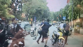 mo cua xe khong can than tai xe o to bi duoi danh tren duong