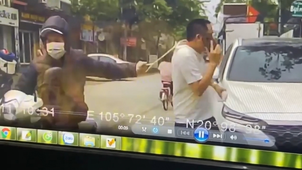 VIDEO: Mải “buôn” điện thoại, người đàn ông bị tên cướp giật phăng chiếc dây chuyền