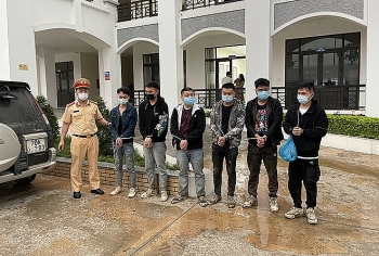 phat hien 6 nguoi nhap canh trai phep khi kiem tra xe o to tren cao toc