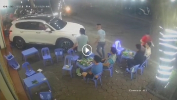 tai xe nhan ga lui vao quan nhau khach chay tan loan