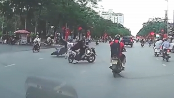 cai ket dang cho 2 thanh nien lang lach danh vong tren pho