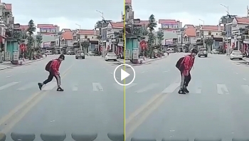 net dep van hoa giao thong nu hoc sinh cui dau cam on tai xe nhuong duong