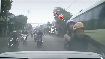 chay xe may treu gheo ban nu 2 thanh nien suyt dam vao o to nguoc chieu