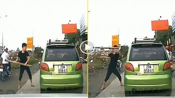 thanh nien dam lien tiep vao tai xe va dap vo kinh xe o to