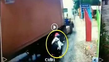 tranh xe may di au container dam sap nha dan