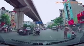 Năng lượng tích cực: Cụ bà "loay hoay" qua đường và cái kết ấm lòng
