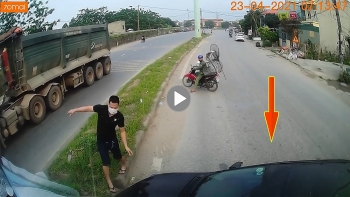 thot tim canh oto bi container dam xoay ngang duong